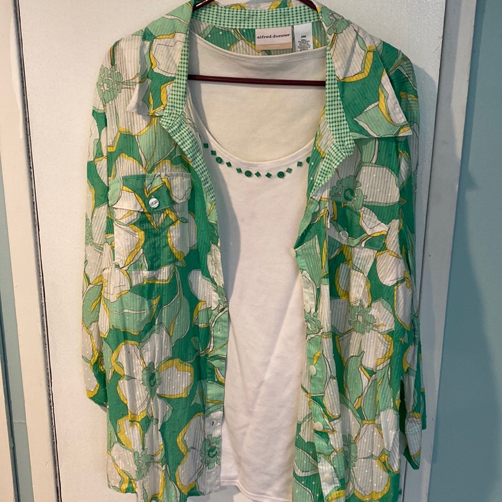 Alfred Dunner 24w button front top With attached tank top.